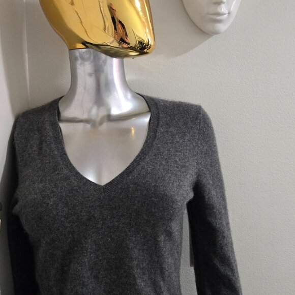 Uniqlo 100% Cashmere V-Neck Sweater – Timeless Elegance in Classic Gray | Sz Sma - Picture 2 of 3